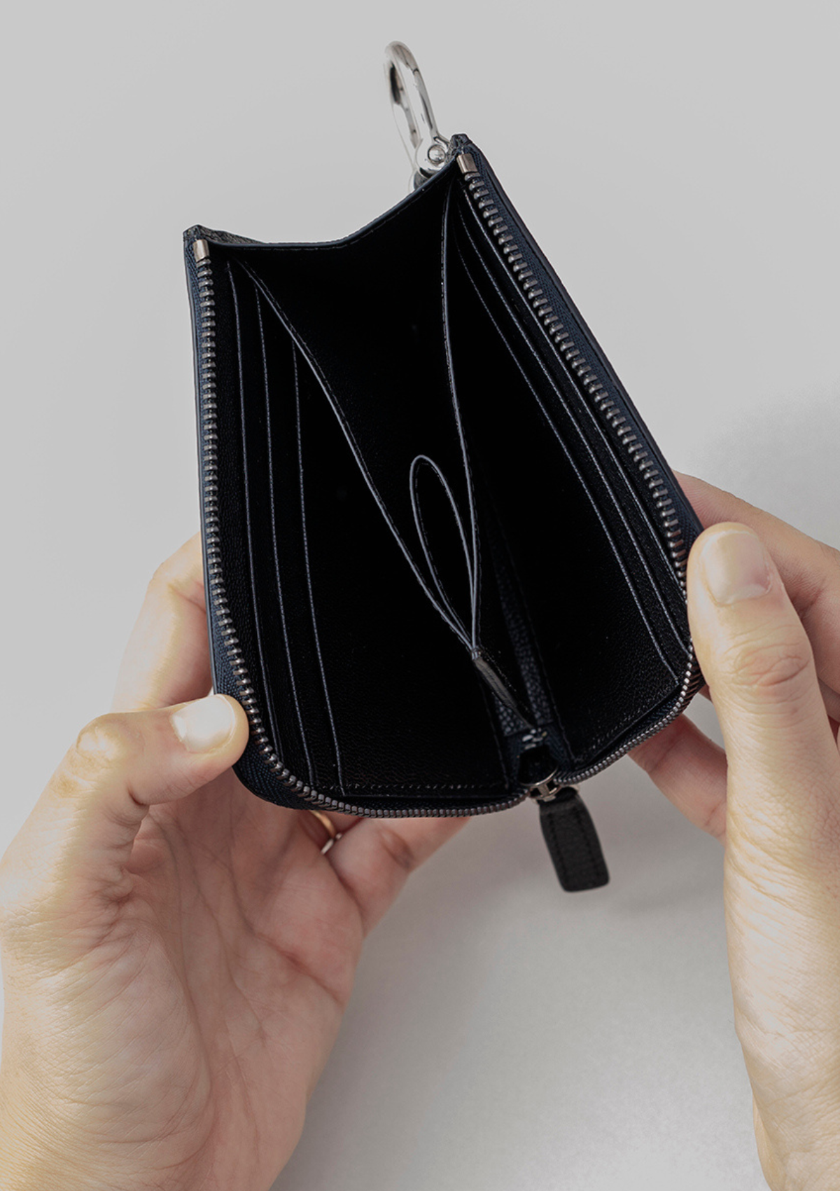 ジップレザーウォレット ブラック AirTag 収納ポケット付き 財布 / Zip Leather Wallet Black