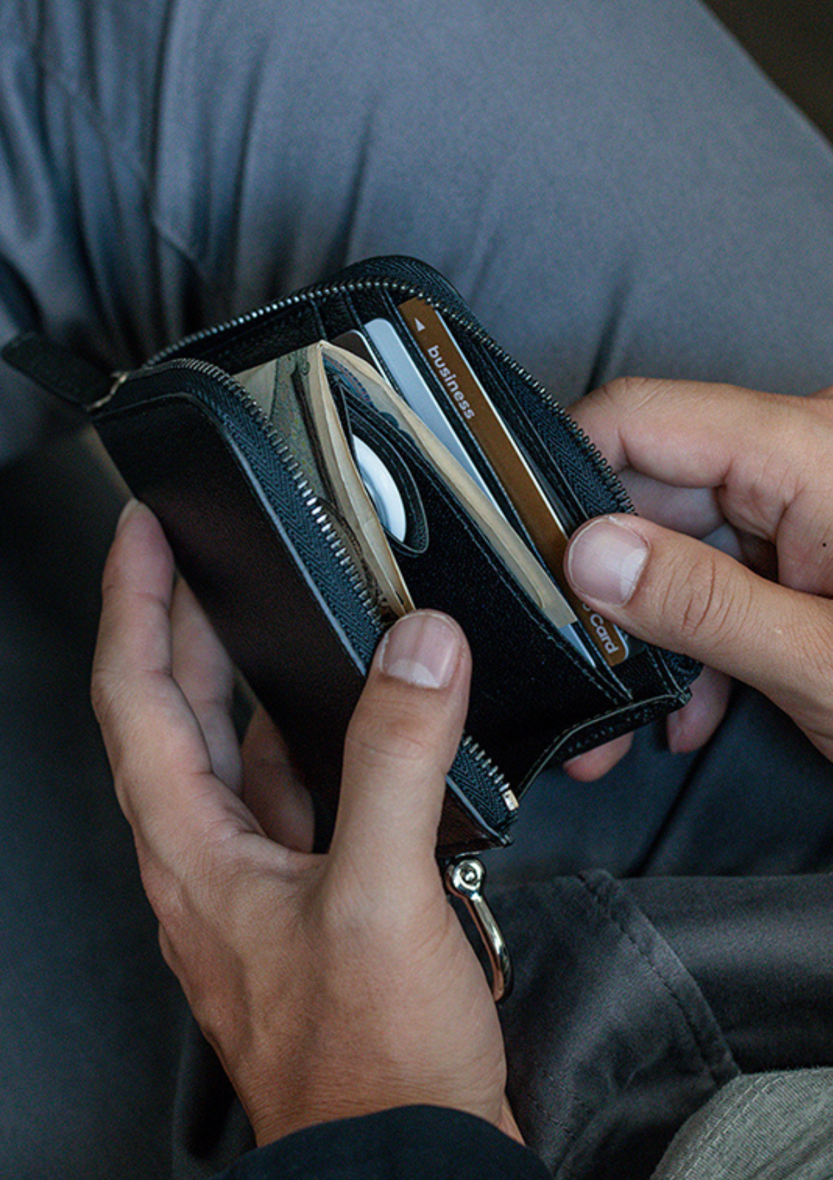 ジップレザーウォレット ブラック AirTag 収納ポケット付き 財布 / Zip Leather Wallet Black